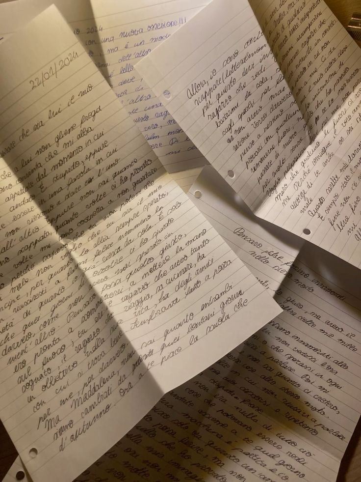 Plusieurs feuilles avec de l'écriture à main