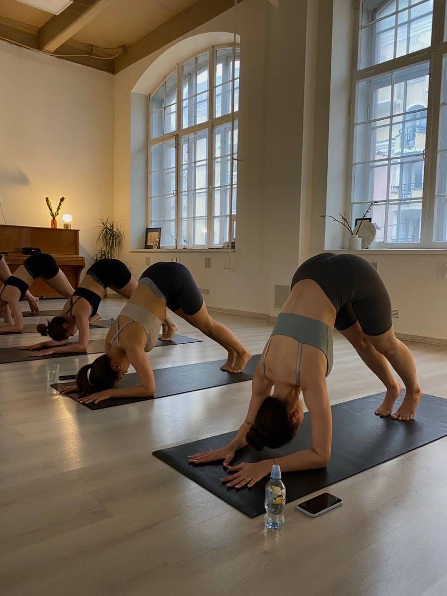 Groupe de femme en train de faire du yoga