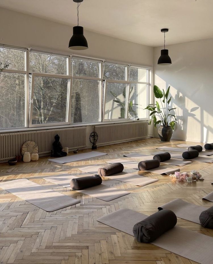 Grande pièce lumineuse avec des tapis et des coussins de yoga