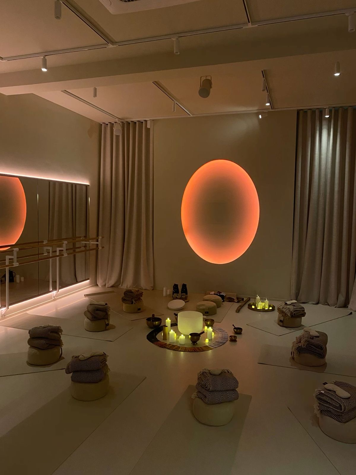 Petite salle sombre avec des tapis de méditation