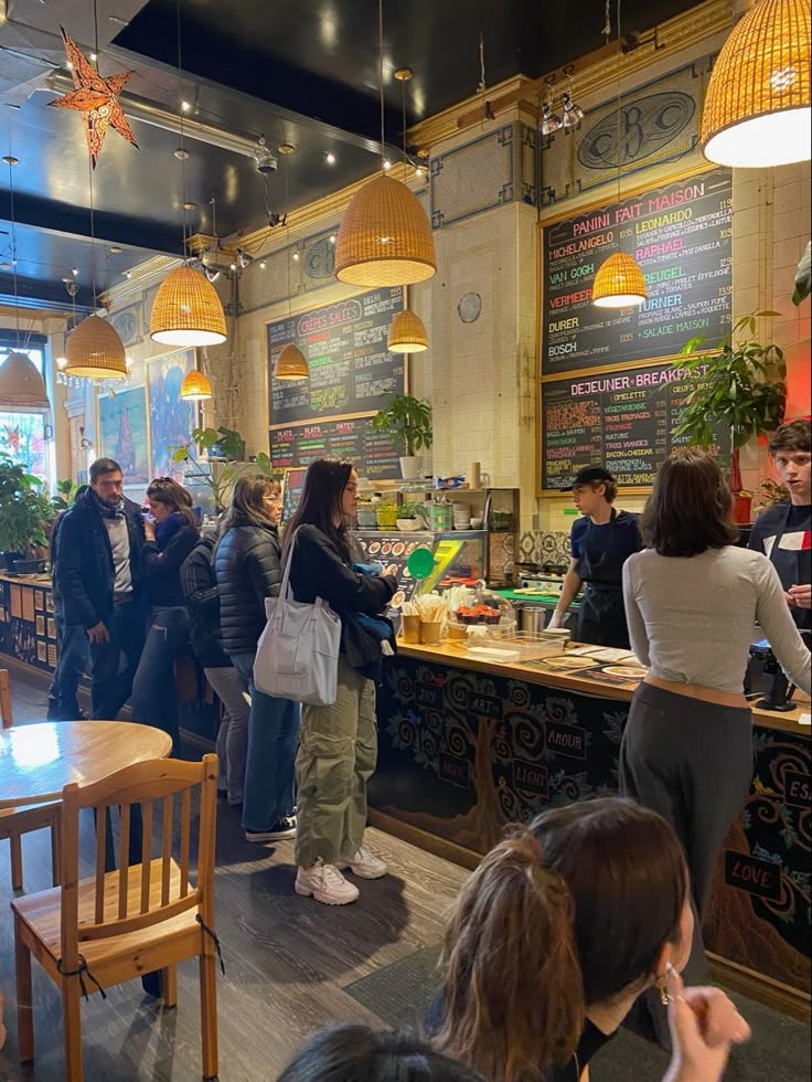 Image de gens en fil dans un café