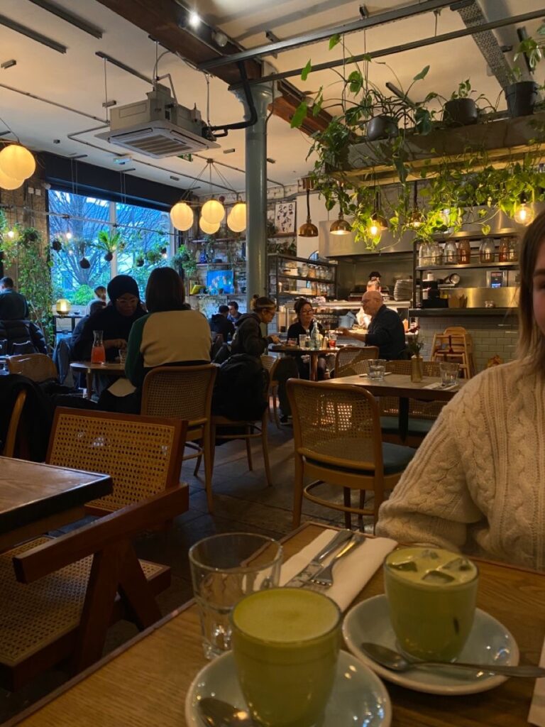 point de vu d'une table dans un café
