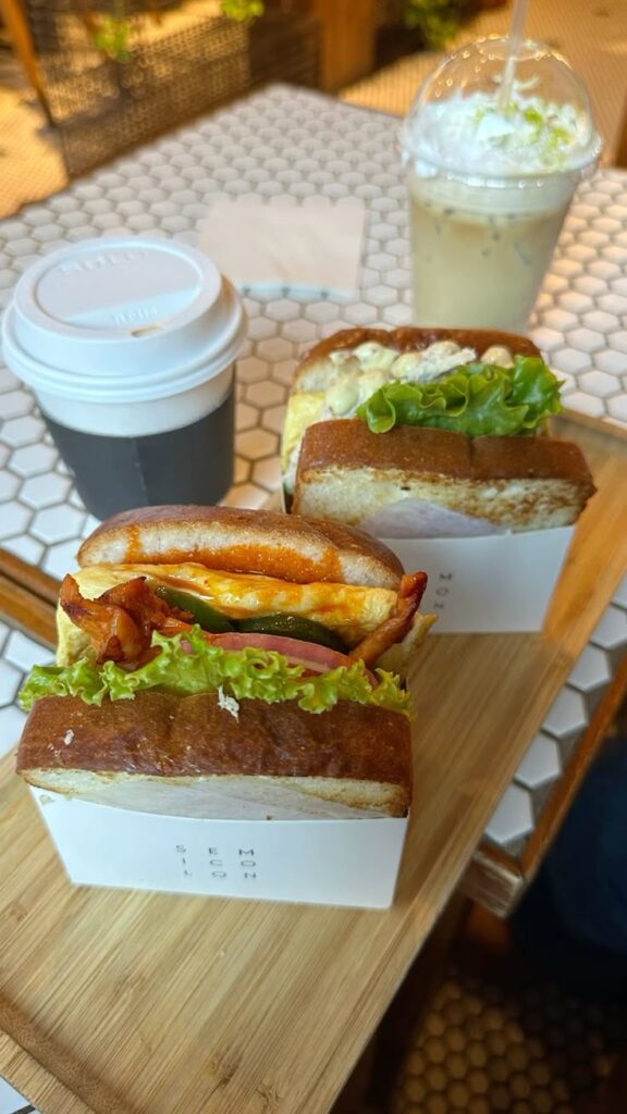 image de deux sandwich et deux boissons