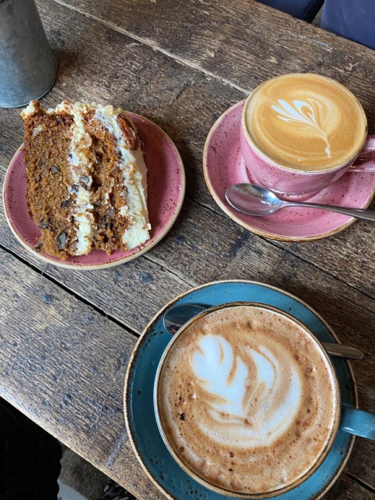 2 cafés et une part de gâteau