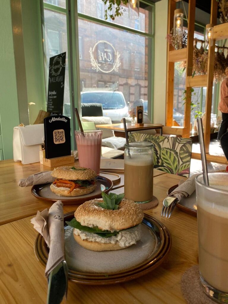 2 bagels sur une table avec 3 boissons
